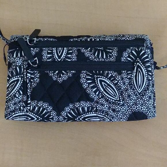 NWT VERA BRADLEY - NEW Crossbody Quilted Strap Wallet Blanco Bouquet Black Whi… - Picture 3 of 7